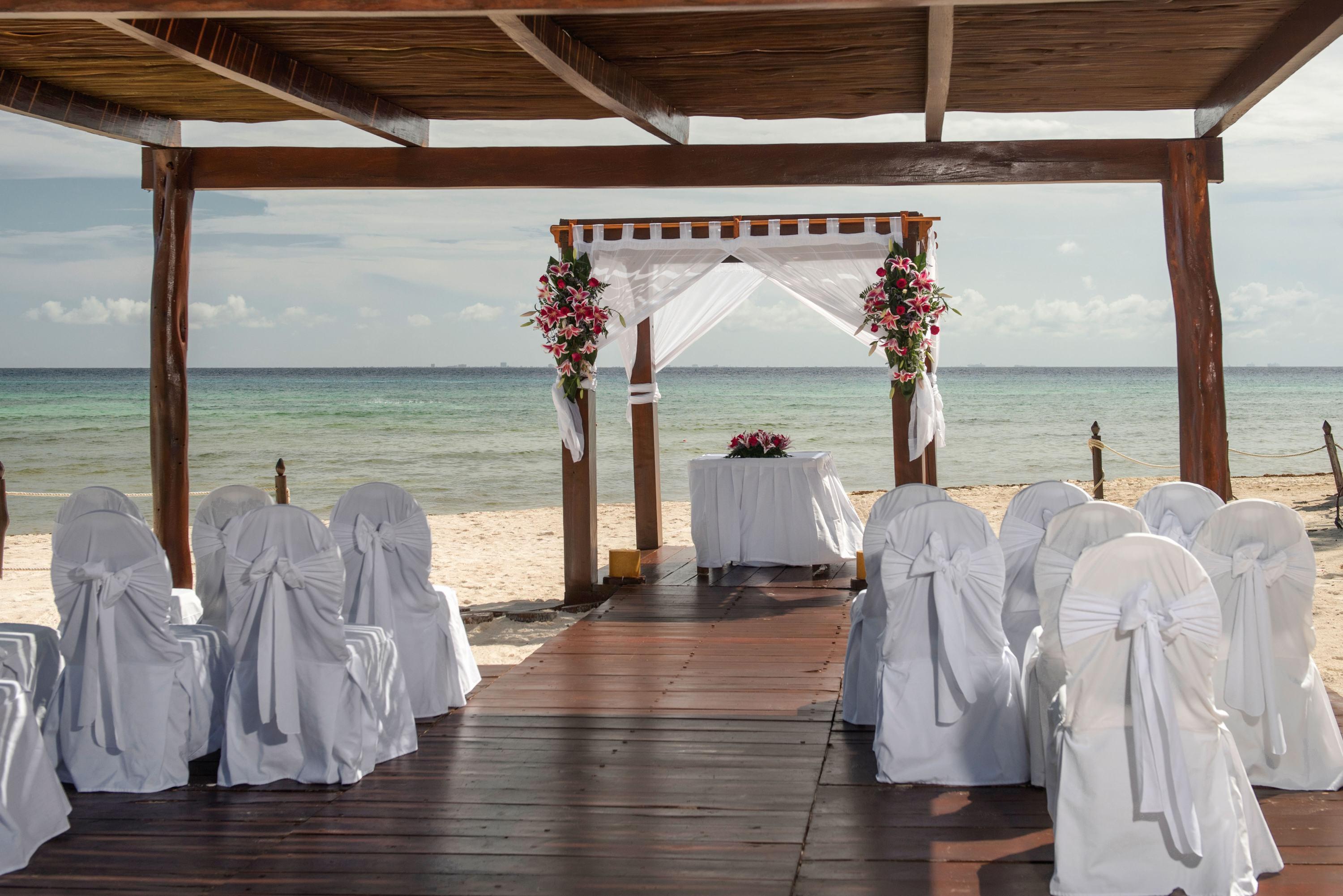 グランド リビエラ プリンセス オール インクルーシブ プレヤデルカーメン エクステリア 写真 A beach wedding
