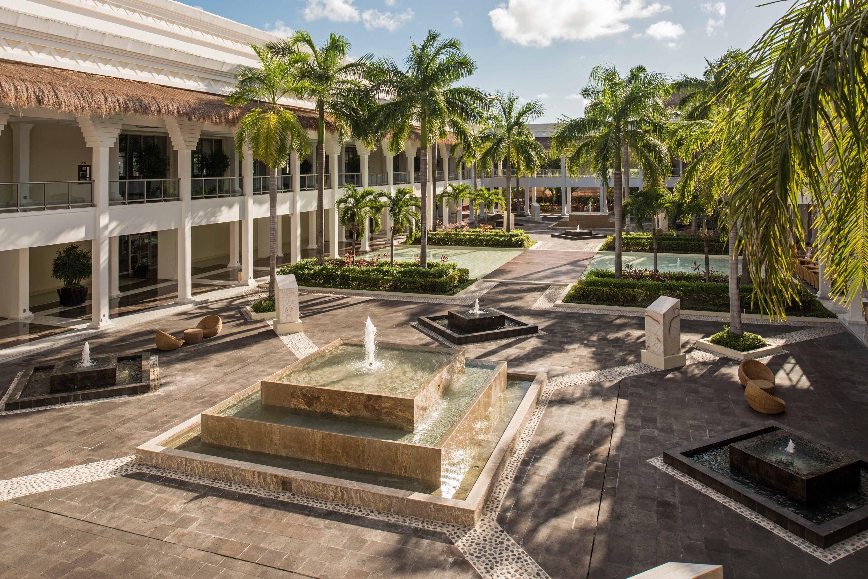 グランド リビエラ プリンセス オール インクルーシブ プレヤデルカーメン エクステリア 写真 The resort's lobby