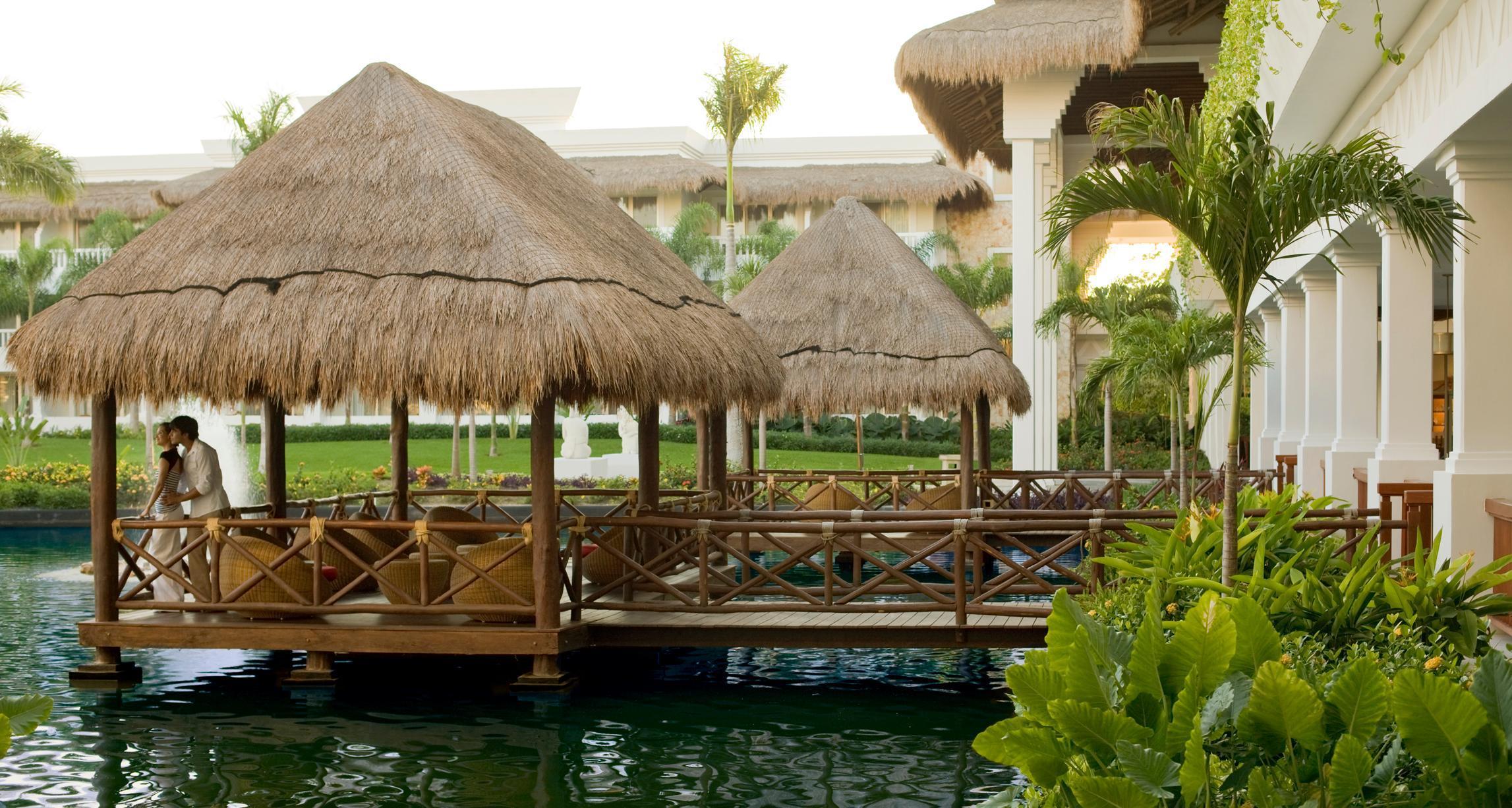 グランド リビエラ プリンセス オール インクルーシブ プレヤデルカーメン エクステリア 写真 The resort's lagoon