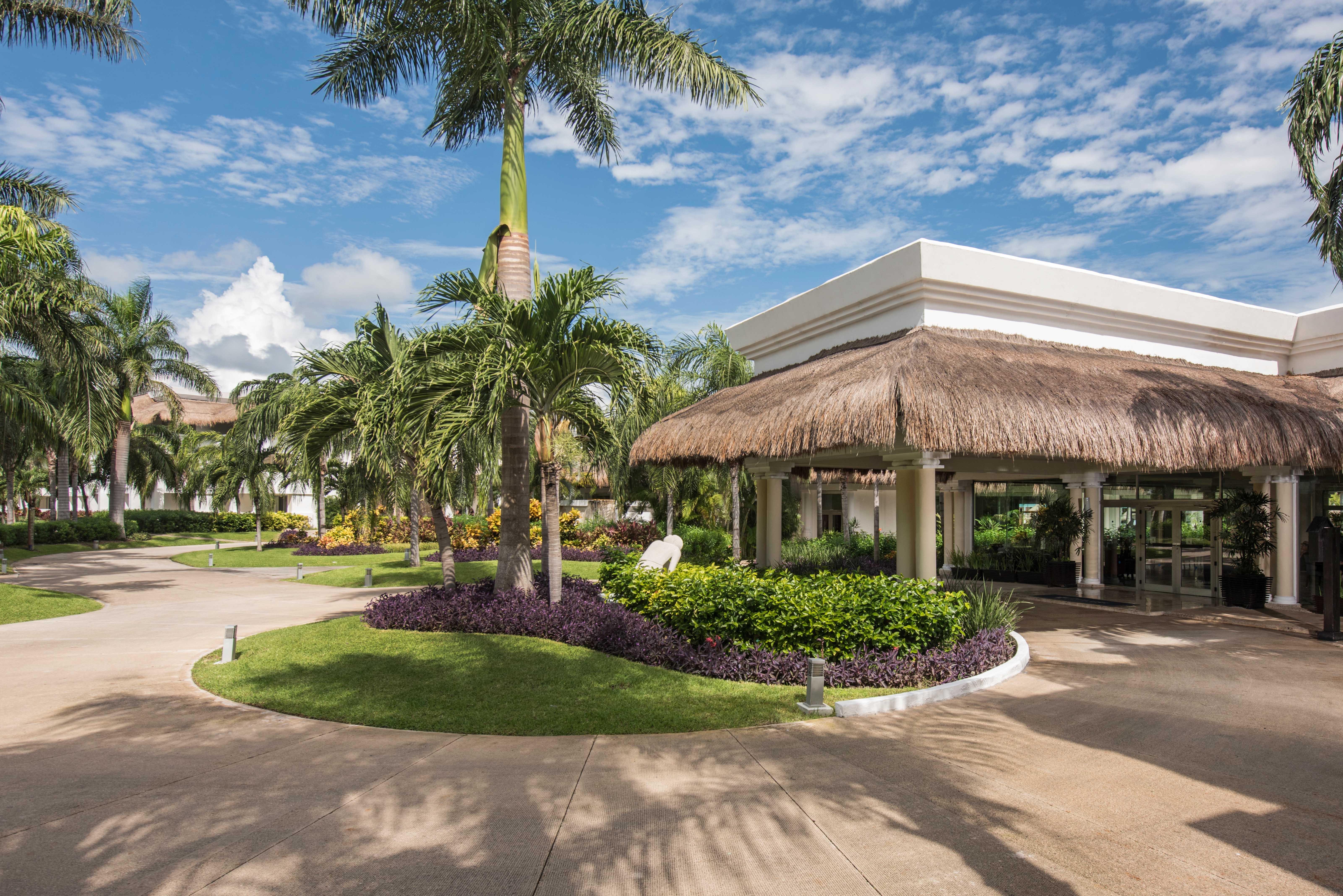 グランド リビエラ プリンセス オール インクルーシブ プレヤデルカーメン エクステリア 写真 Entrance to the resort