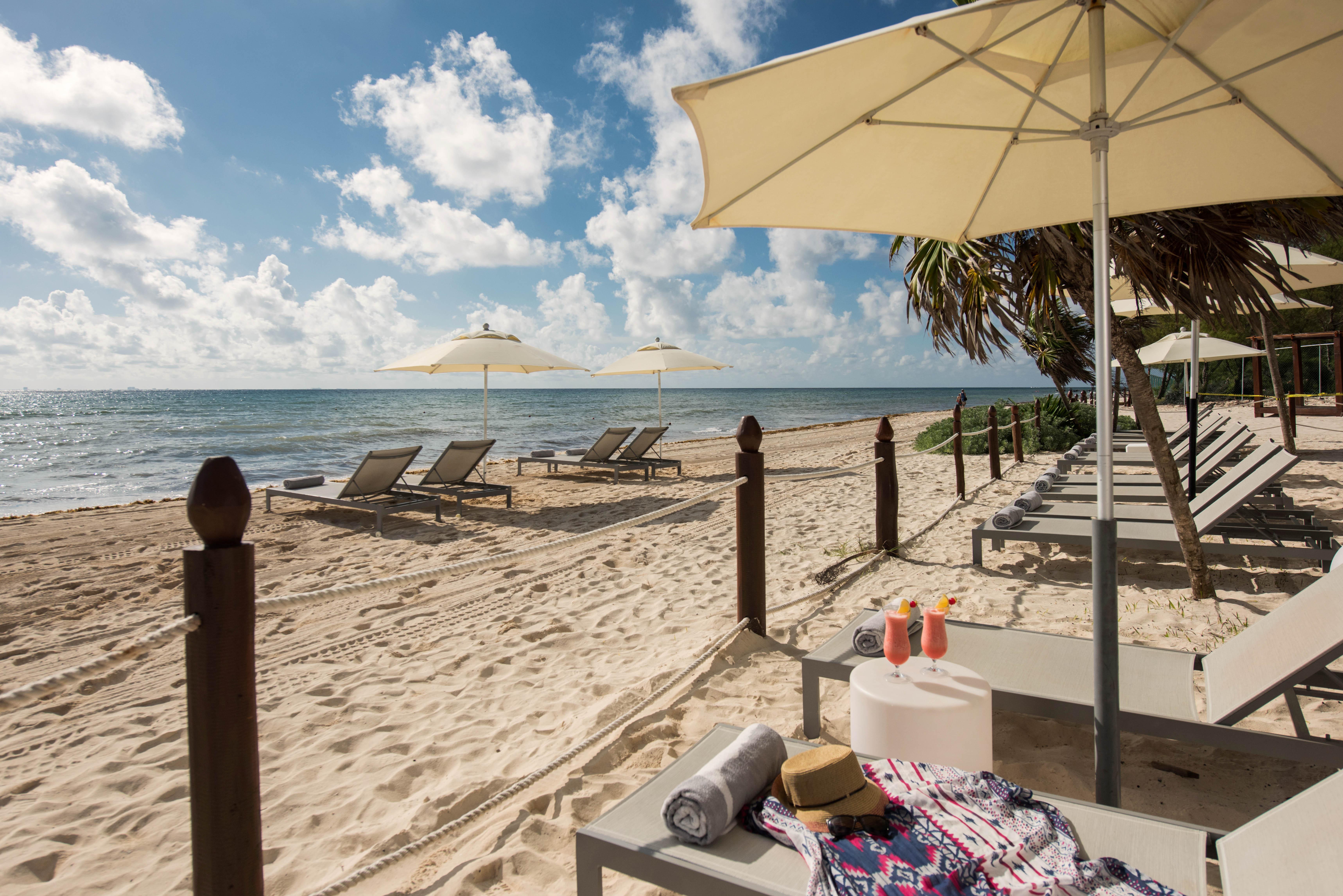 グランド リビエラ プリンセス オール インクルーシブ プレヤデルカーメン エクステリア 写真 Beach at the Four Seasons Resort