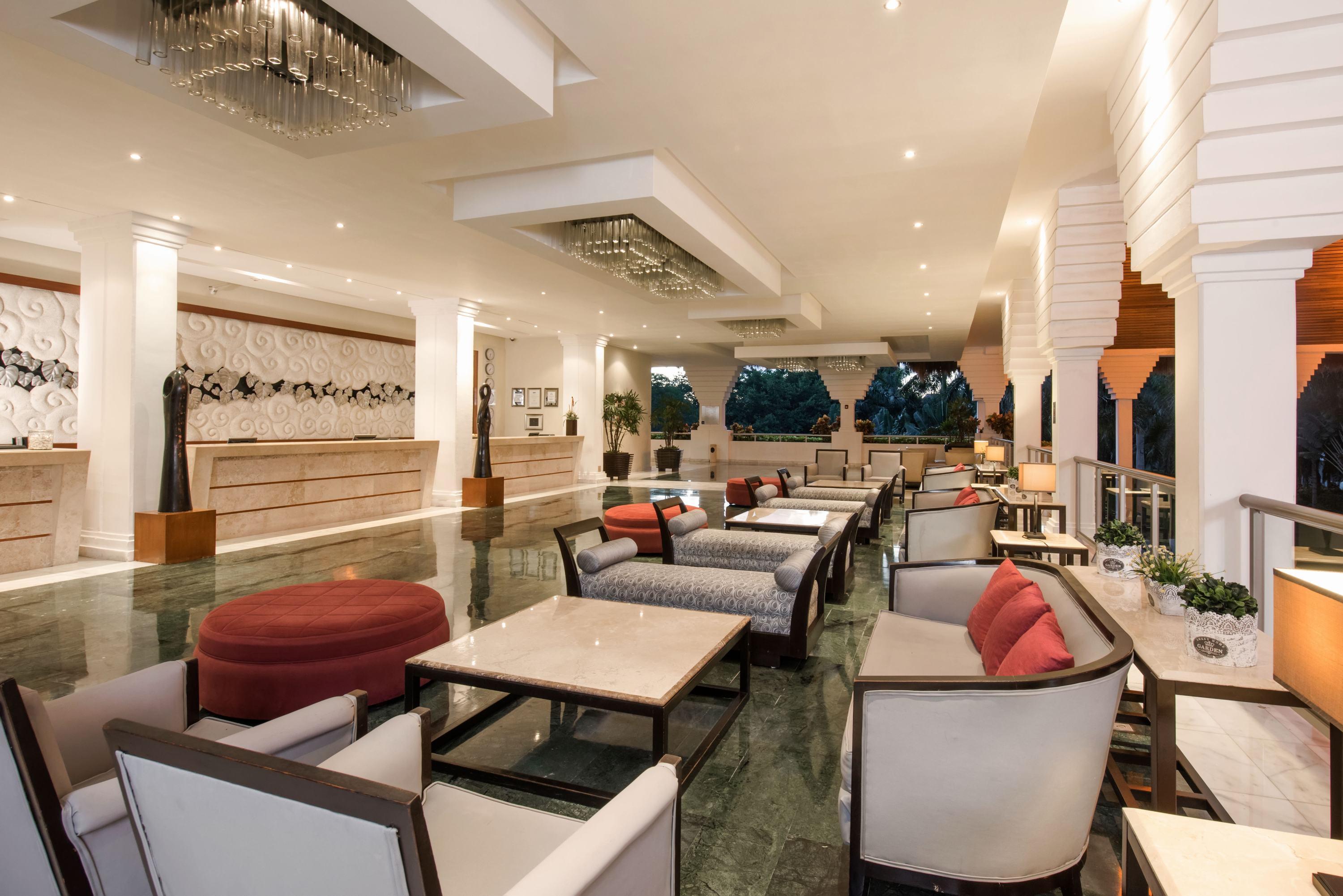 グランド リビエラ プリンセス オール インクルーシブ プレヤデルカーメン エクステリア 写真 The lobby of the hotel
