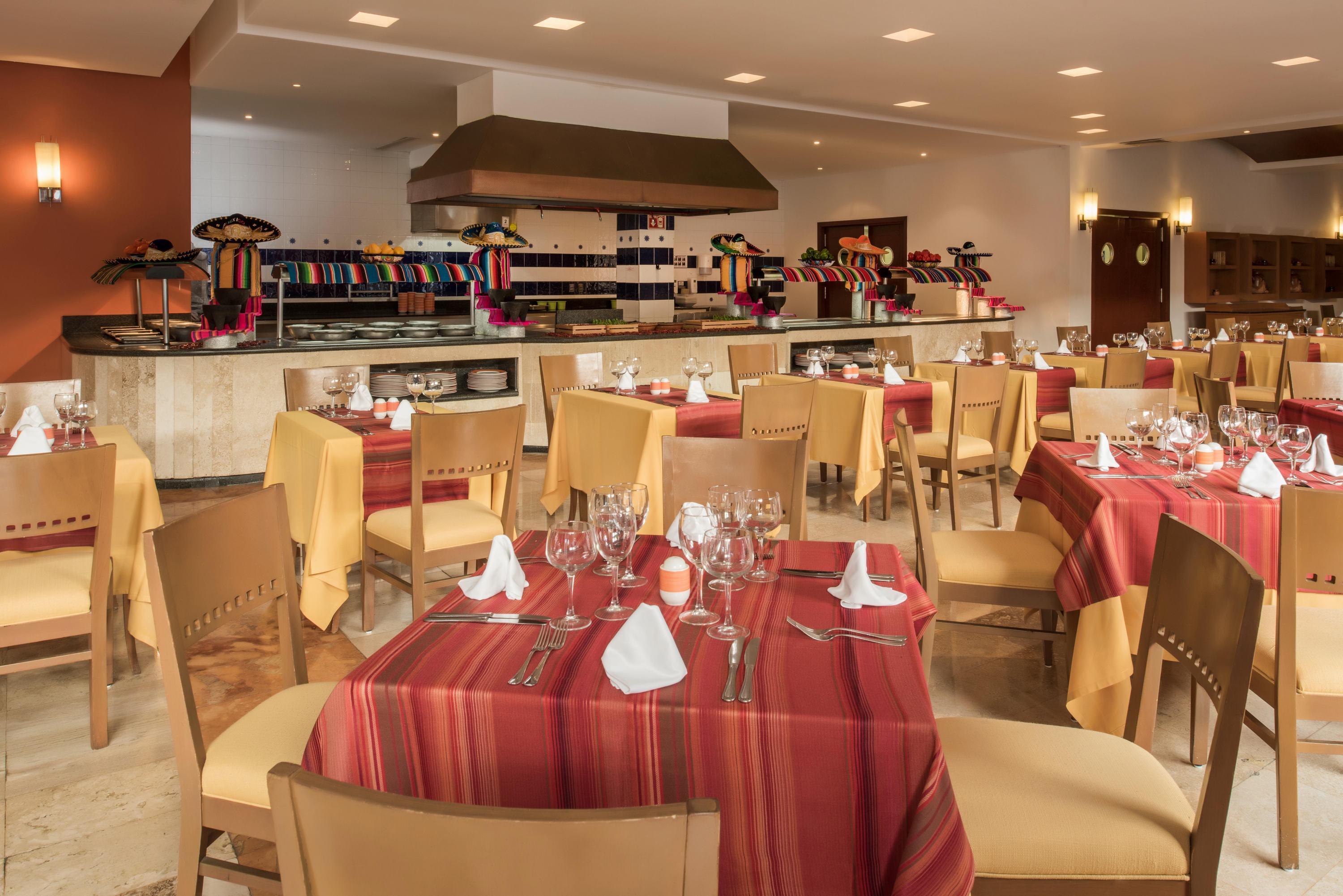 グランド リビエラ プリンセス オール インクルーシブ プレヤデルカーメン エクステリア 写真 Restaurant at the hotel