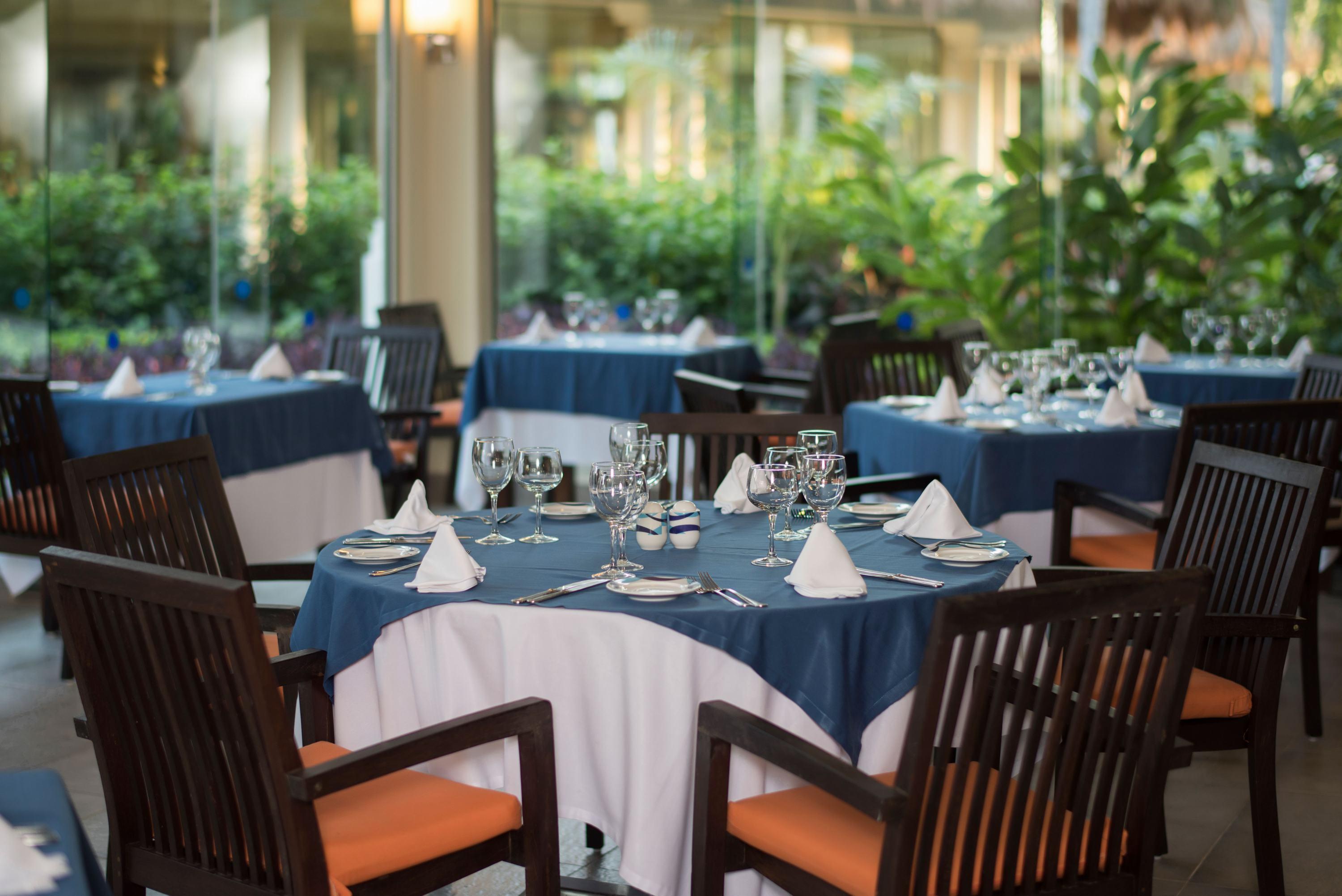 グランド リビエラ プリンセス オール インクルーシブ プレヤデルカーメン エクステリア 写真 A restaurant at a resort