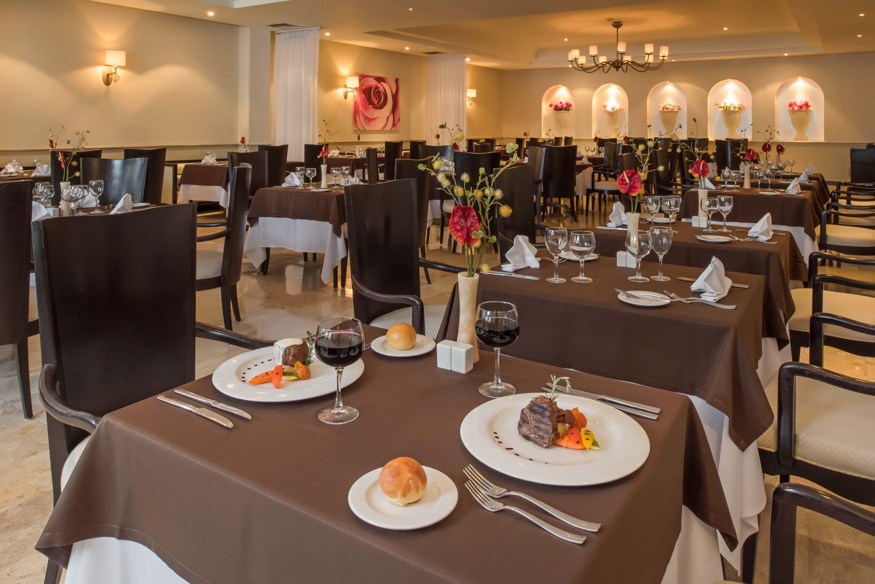 グランド リビエラ プリンセス オール インクルーシブ プレヤデルカーメン エクステリア 写真 A restaurant at a resort