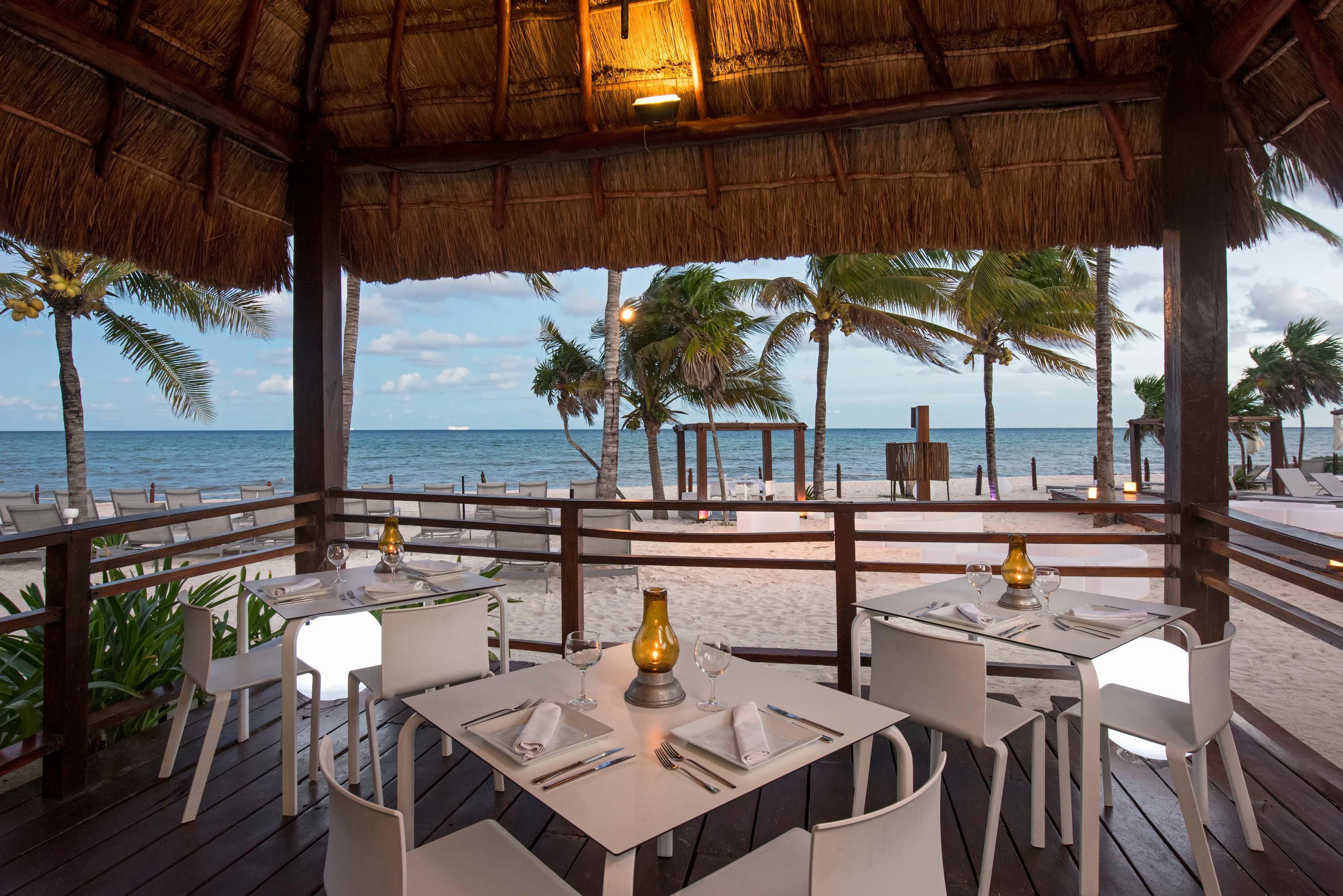 グランド リビエラ プリンセス オール インクルーシブ プレヤデルカーメン エクステリア 写真 Beachfront dining at the Grand at Moon Palace