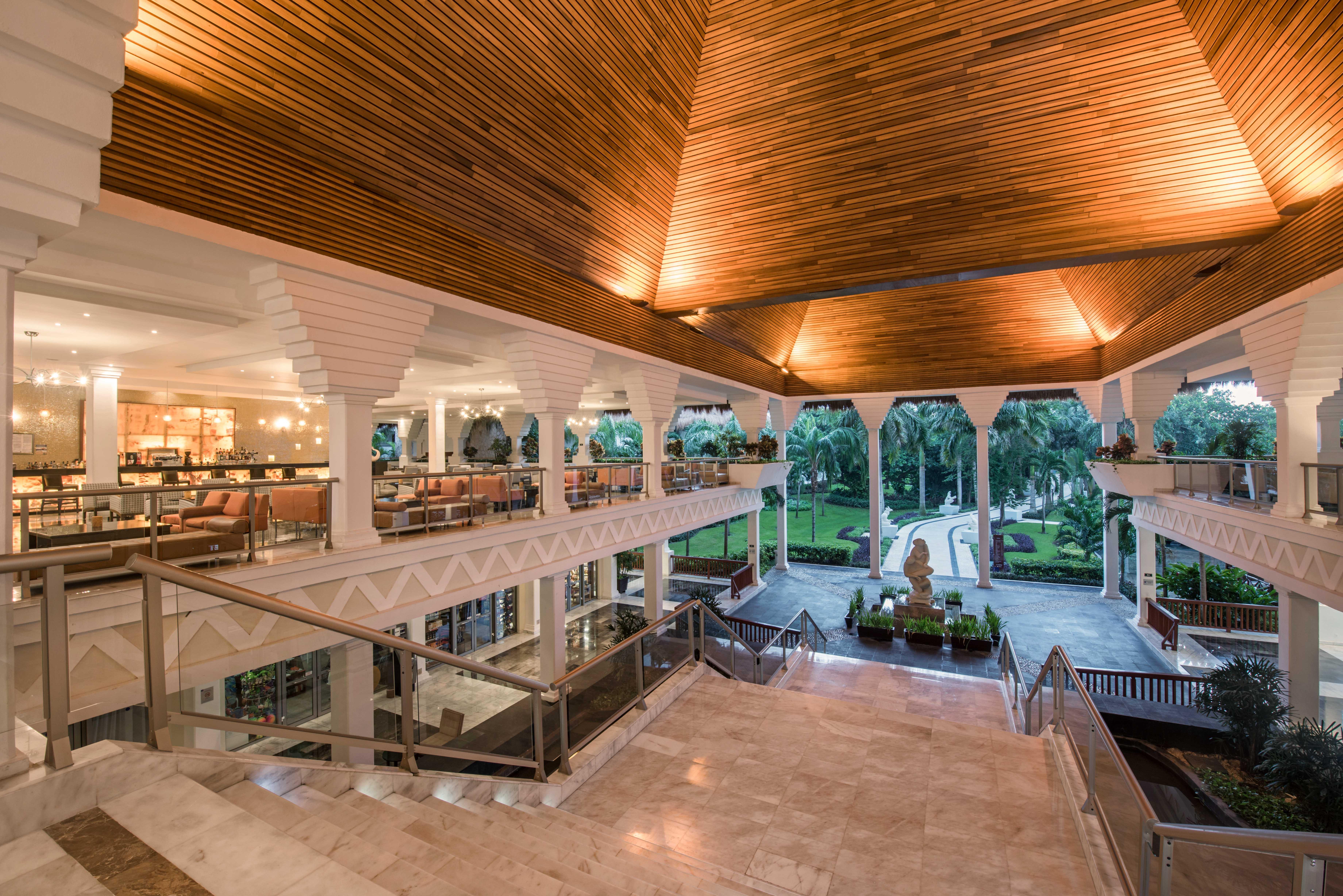 グランド リビエラ プリンセス オール インクルーシブ プレヤデルカーメン エクステリア 写真 The lobby of the InterContinental Hotel