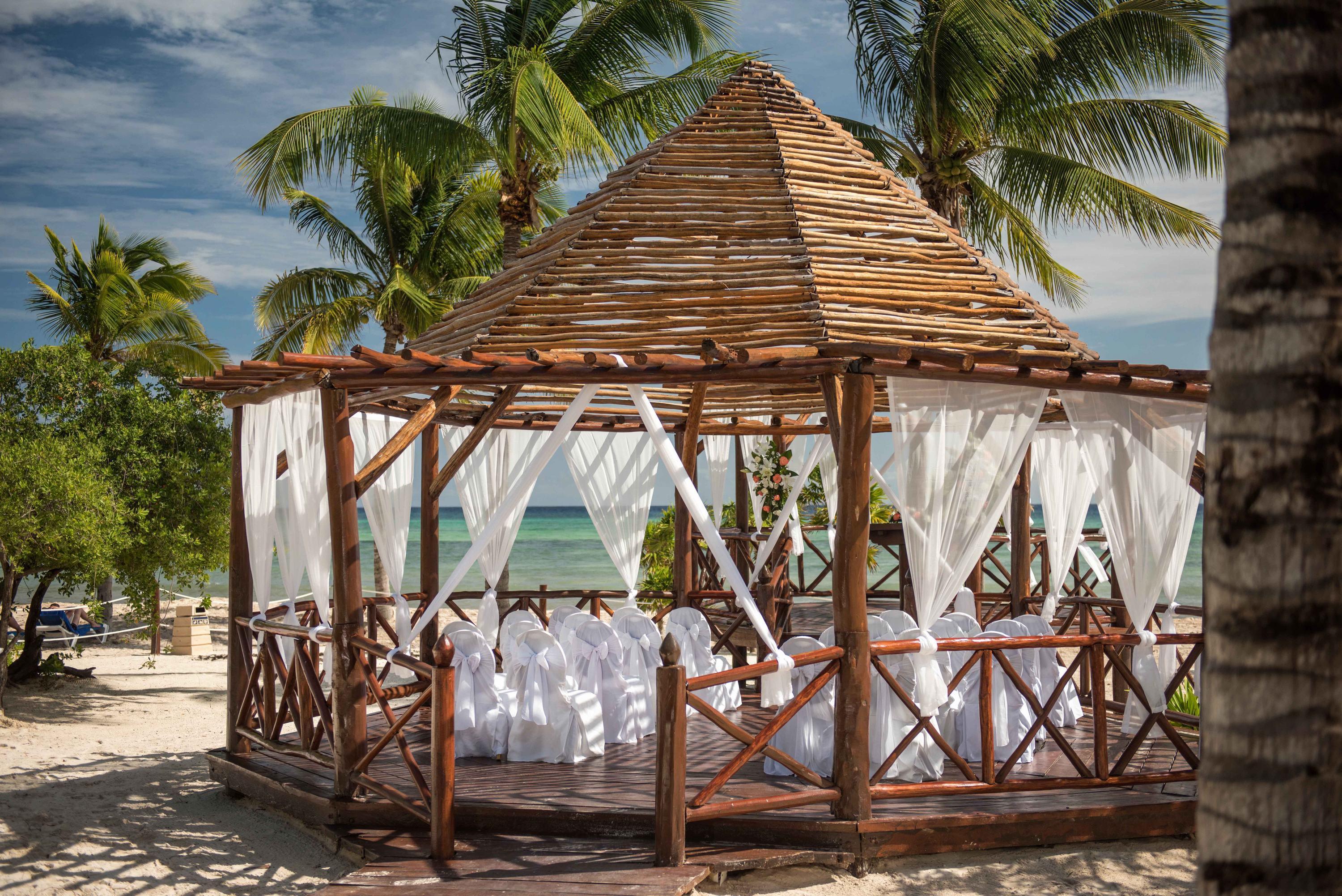 グランド リビエラ プリンセス オール インクルーシブ プレヤデルカーメン エクステリア 写真 A gazebo at the beach