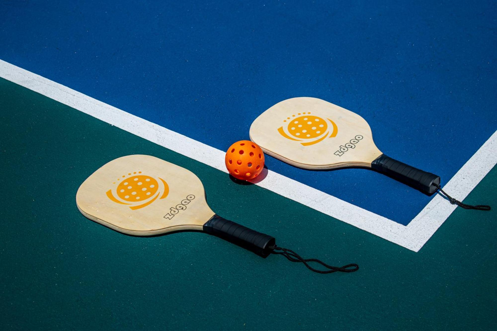 グランド リビエラ プリンセス オール インクルーシブ プレヤデルカーメン エクステリア 写真 Pickleball paddles and ball