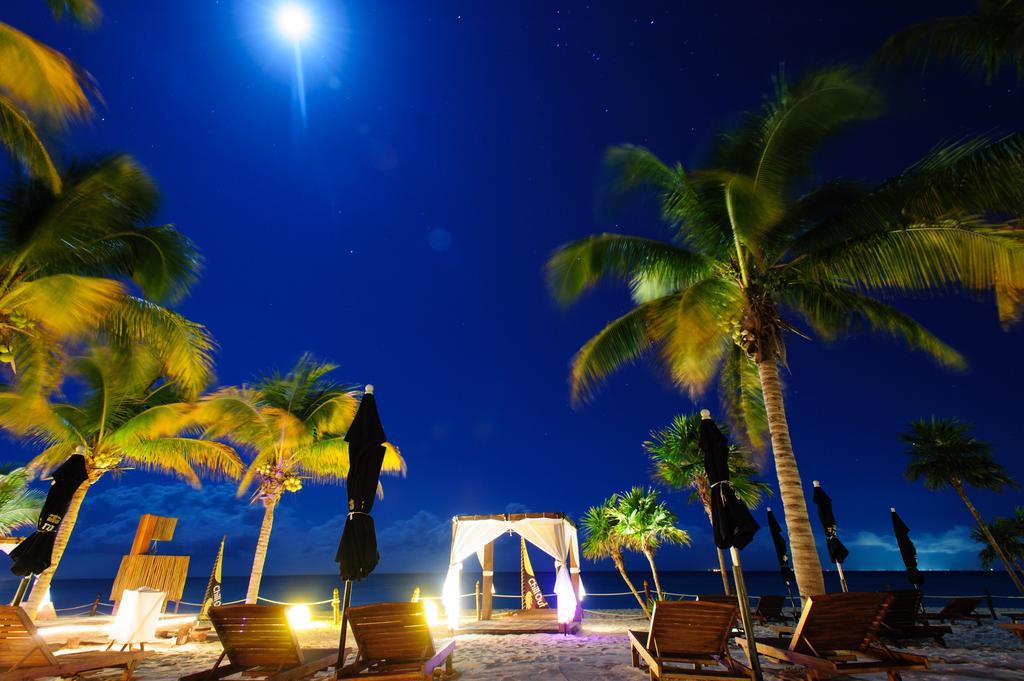 グランド リビエラ プリンセス オール インクルーシブ プレヤデルカーメン エクステリア 写真 Beach at night